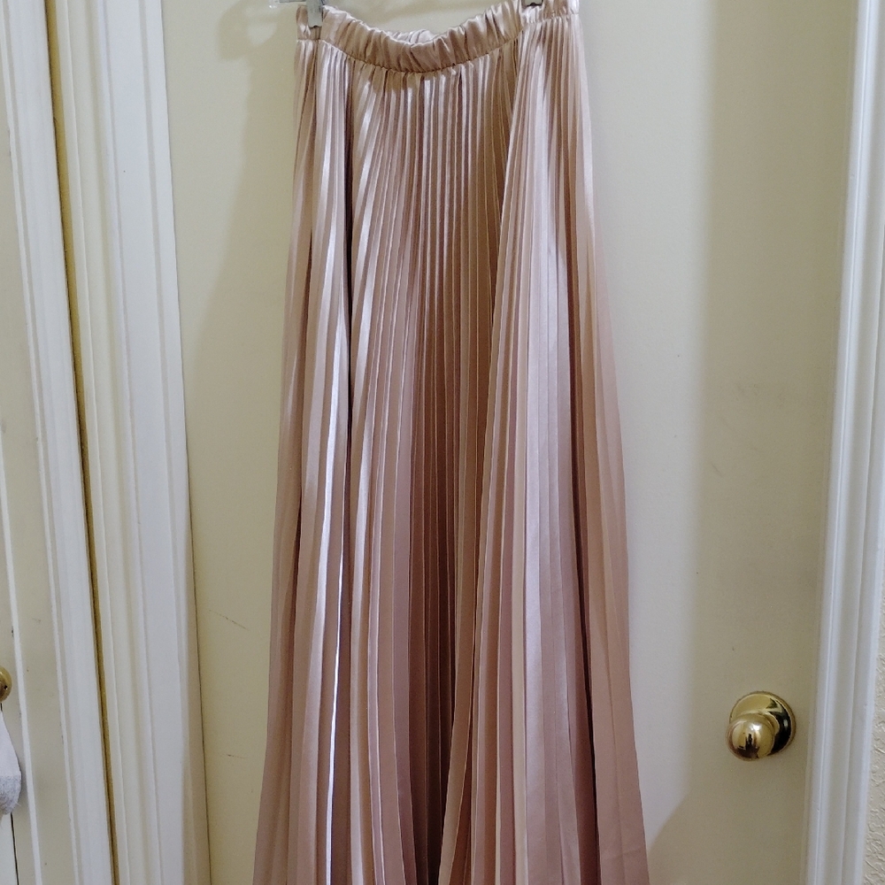 Chic Pleated Maxi Skirt in Gold